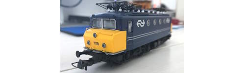 NL in Model - Nederlands modelspoor overzicht - Roco 68582 E-loc 1118 blauw, met gele botsneus, AC digitaal